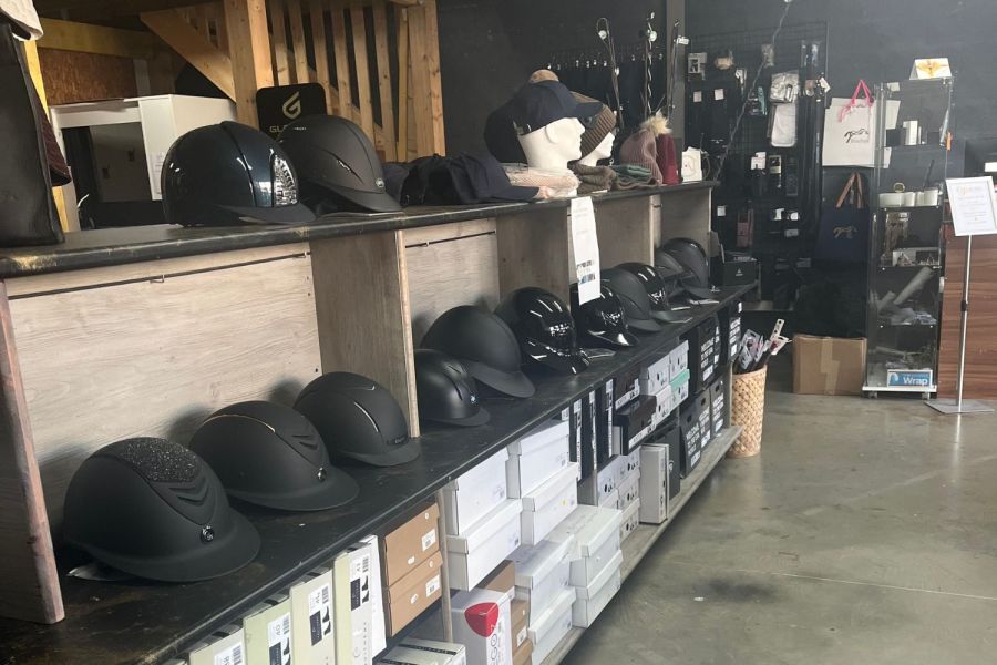 Rayon casques et équipements d’équitation dans le magasin Cap Horse à Ornex, Pays de Gex