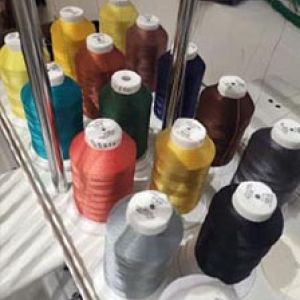 Sélection de fils de couleur pour broderie personnalisée sur équipements équestres – Cap Horse