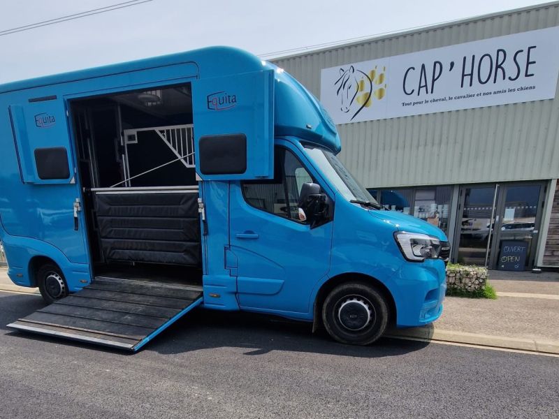 Camion de transport pour chevaux en location devant la sellerie Cap Horse à Ornex, Pays de Gex